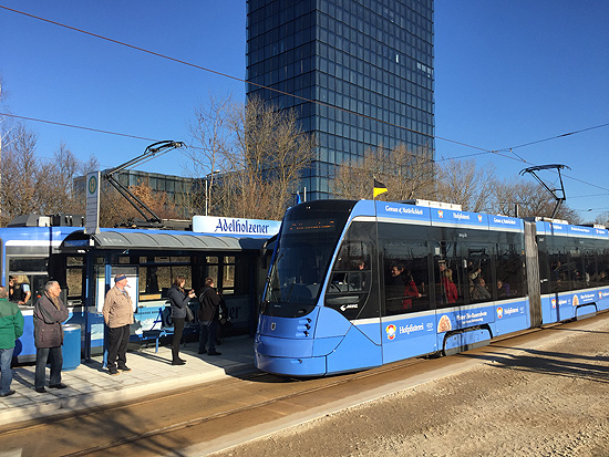 Neue Endhaltesteller der Tram 25 ist der Bahnhof Berg am Laim neben dem Hochhaus der Süddeutschen Zeitung (©Foto: Martin Schmitz)